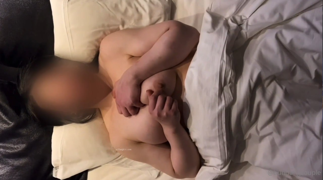 月乃露娜-挨拶もしてくれない無口で地味なお隣さんは僕のチ〇ポを身勝手に求めて精子をこってり搾り取るんです。